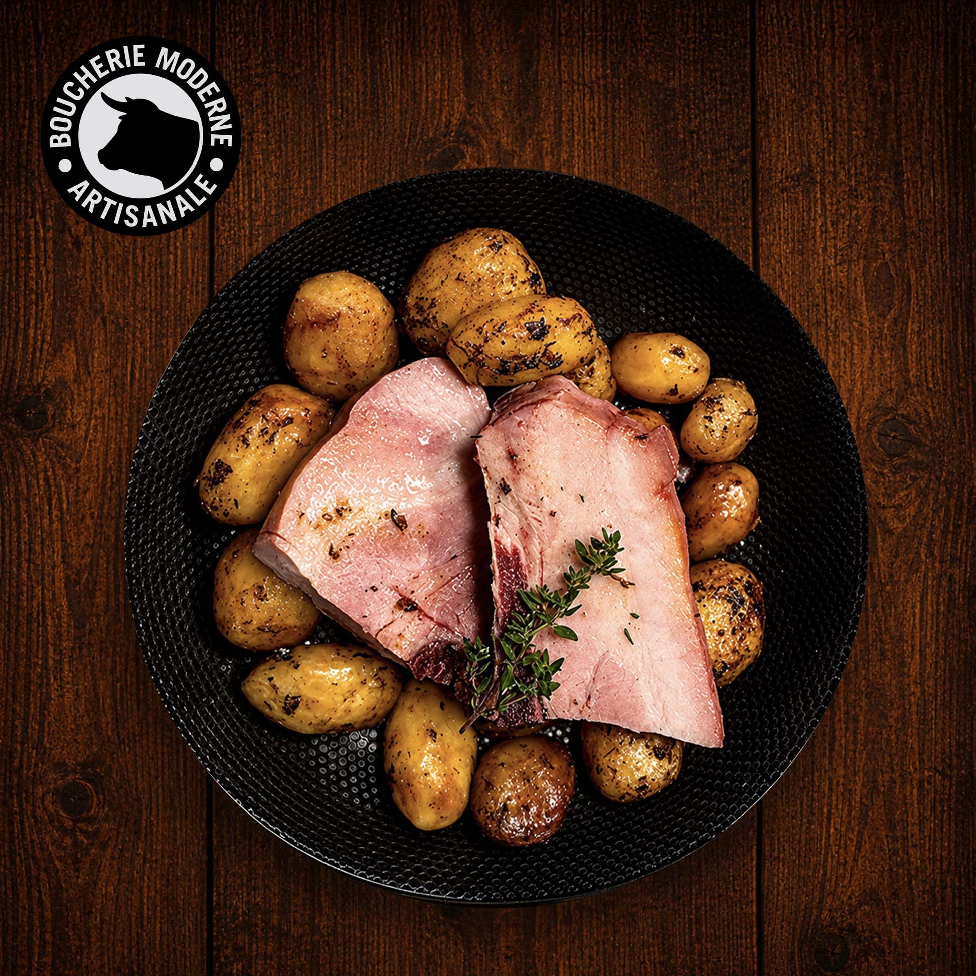 Travers de porc fondants accompagnés de pommes de terre rôties, prêts à réchauffer.