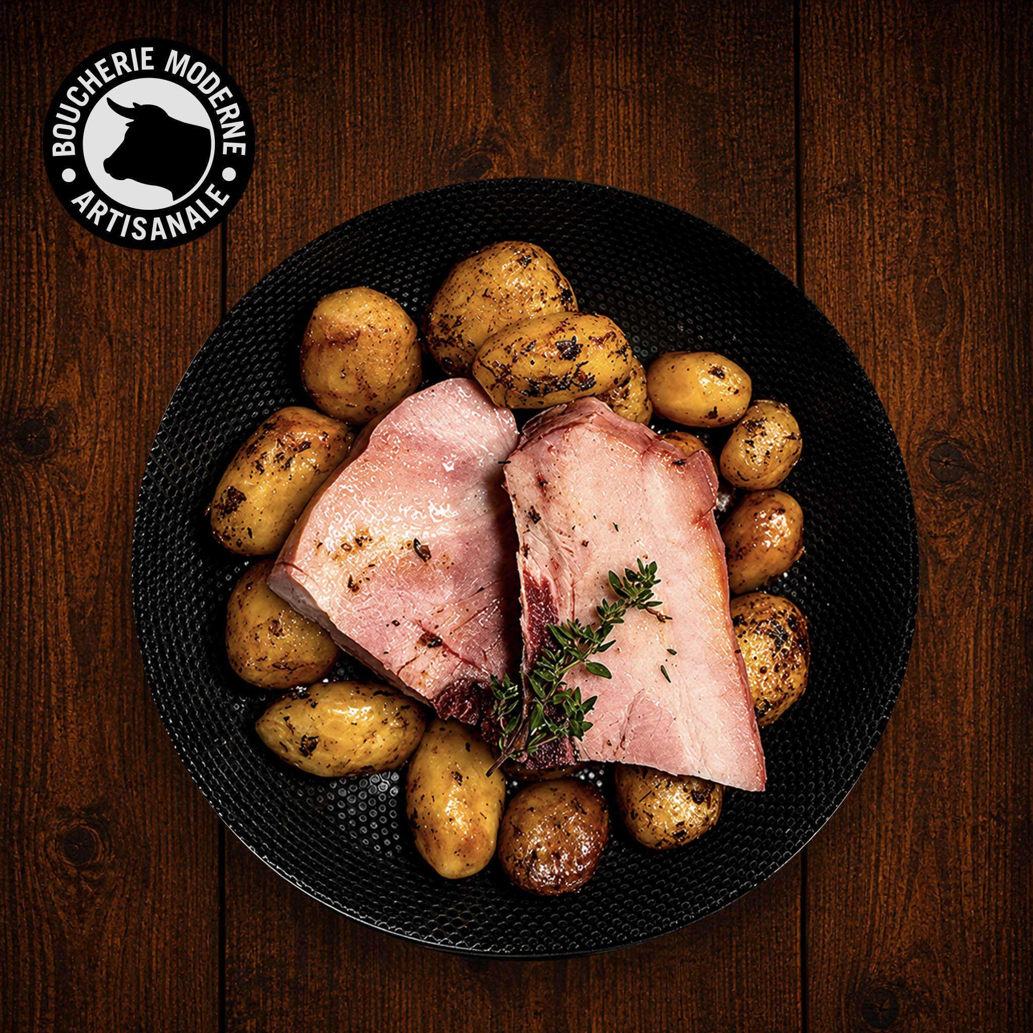 Travers de porc fondants accompagnés de pommes de terre rôties, prêts à réchauffer.