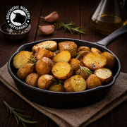 Pommes grenaille rôties à l’ail, fondantes et dorées.