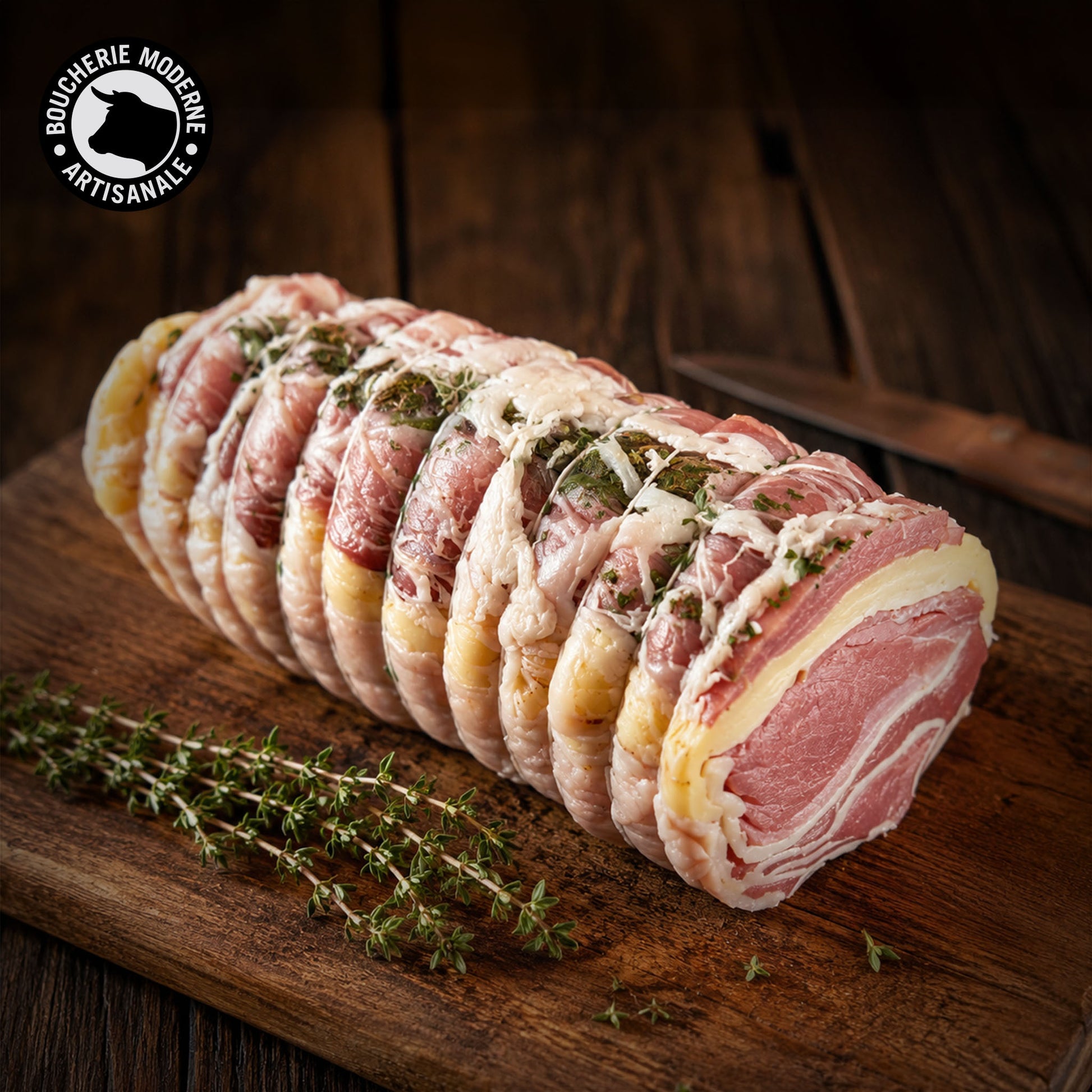 Rôti de veau généreux, garni de bacon fumé et de fromage fondant, idéal pour les repas familiaux.