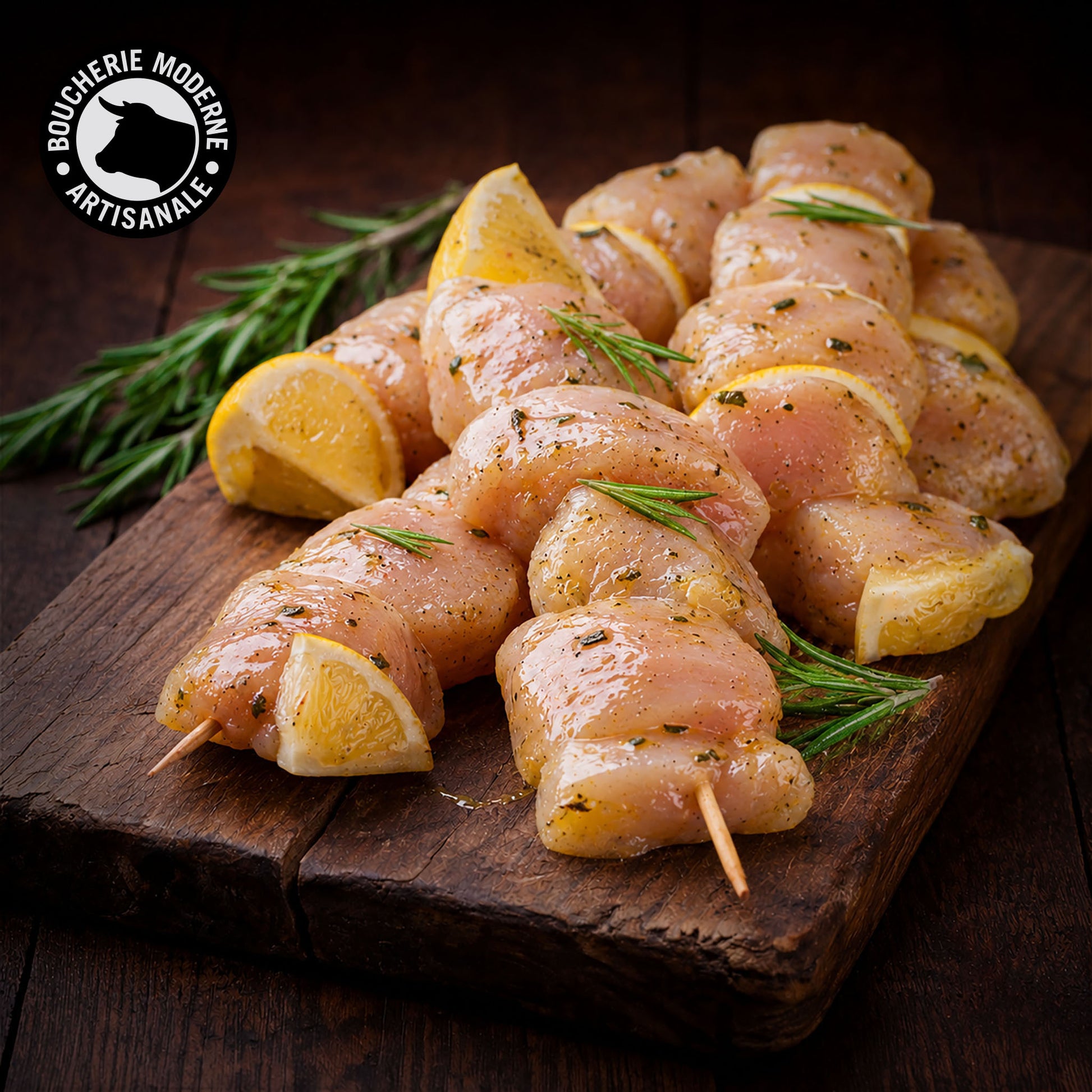 Brochettes de poulet marinées au thym et citron, fraîches et pleines de soleil.