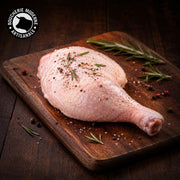 Cuisse de poulet moelleuse et savoureuse, parfaite rôtie ou mijotée.