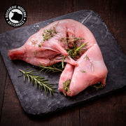 Lapin fermier entier, viande tendre et légère, idéale pour les plats mijotés.