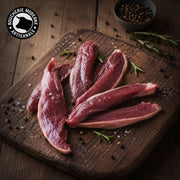 Aiguillettes de magret de canard, tendres et raffinées, parfaites pour une cuisson rapide.