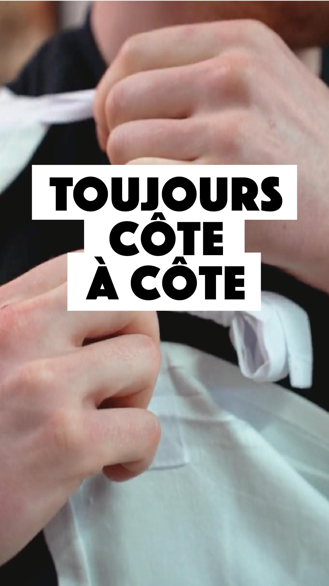 L'équipe travaille côte à côte pour préparer les produits et servir les clients.