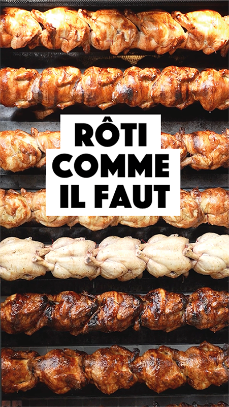 Des poulets rôtis et leurs accompagnements préparés tout au long de la journée.
