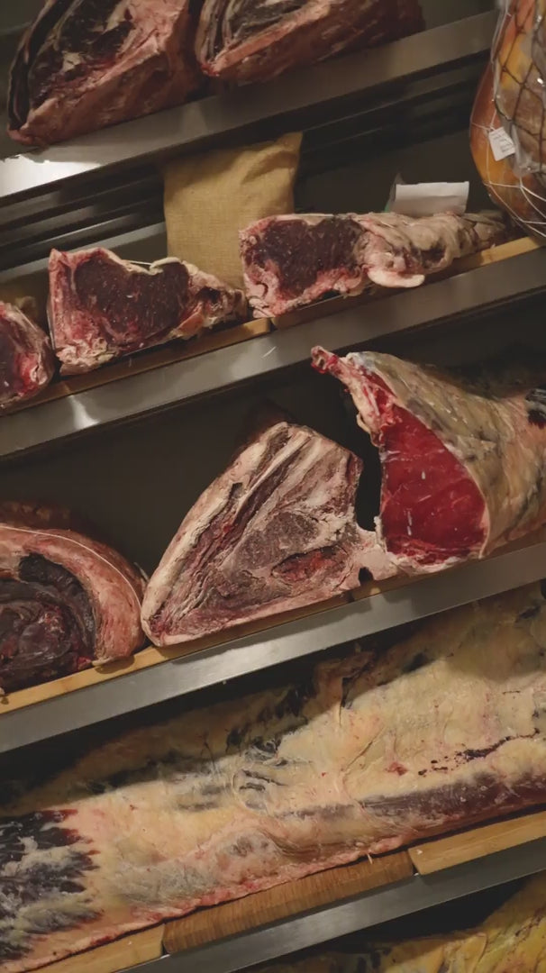 Charger la vidéo : Des pièces de bœuf maturées, préparées avec le savoir-faire de nos bouchers.