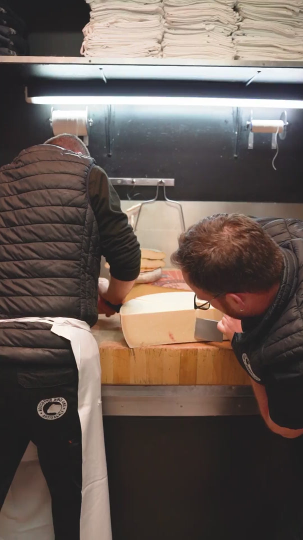 Charger la vidéo : Une sélection de fromages soigneusement choisie pour accompagner vos repas.