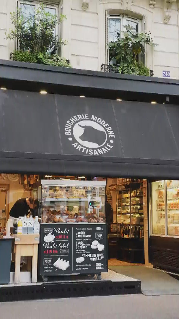L'équipe travaille côte à côte pour préparer les produits et servir les clients.